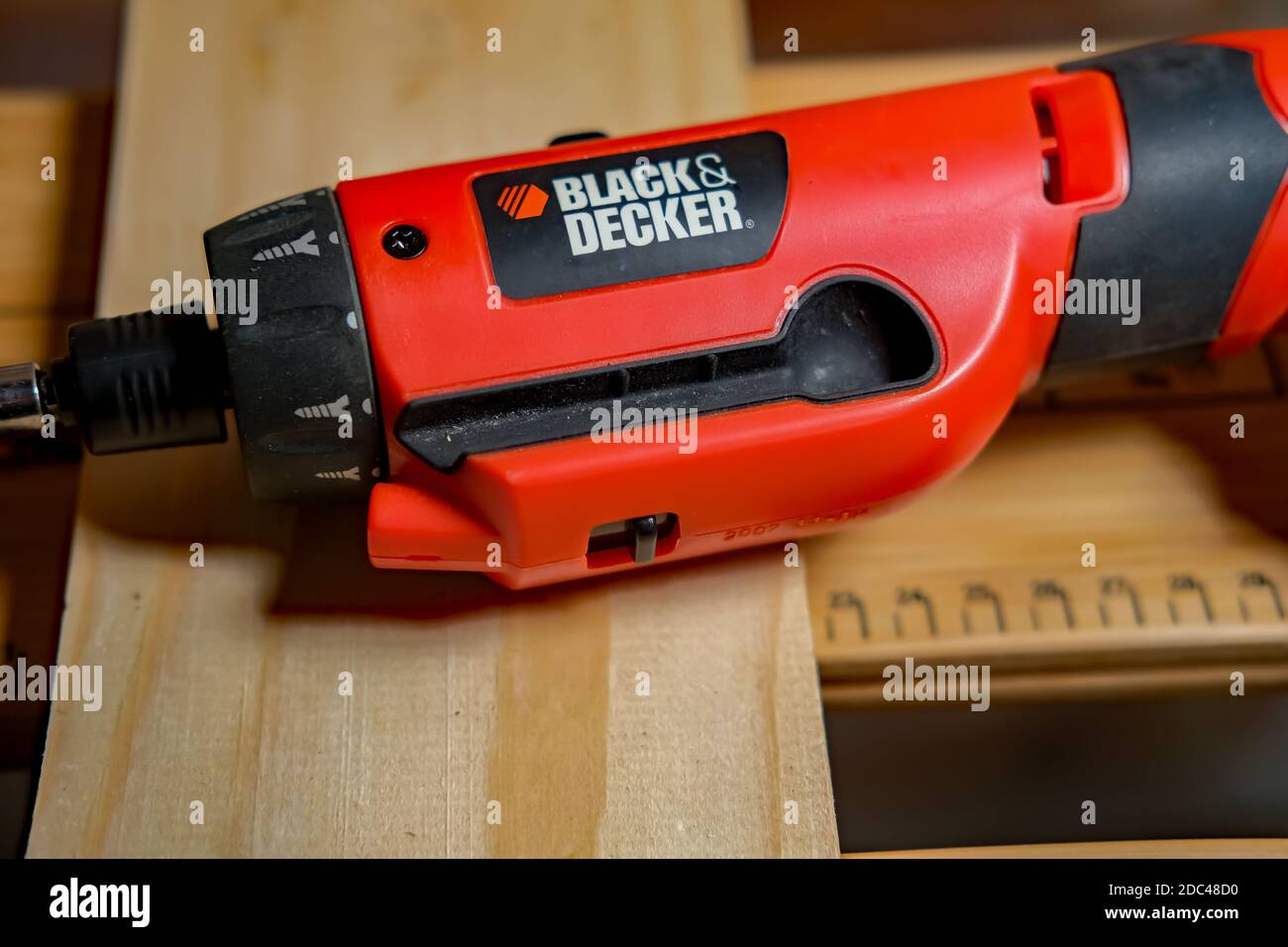 https://c8.alamy.com/comp/2DC48D0/norwich-norfolk-uk-november-17-2020-an-illustrative-photo-of-a-black-decker-cordless-power-screwdriver-on-a-black-decker-workmate-bench-2DC48D0.jpg