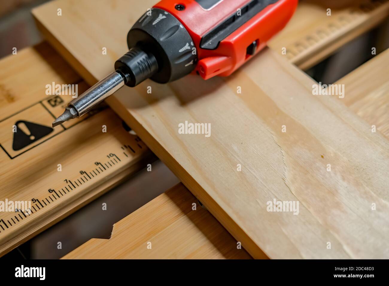 https://c8.alamy.com/comp/2DC48D3/norwich-norfolk-uk-november-17-2020-an-illustrative-photo-of-a-black-decker-cordless-power-screwdriver-on-a-black-decker-workmate-bench-2DC48D3.jpg