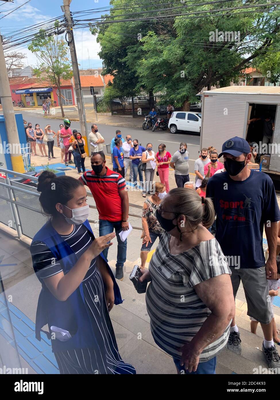 November 16, 2020. Piracicaba, SP, Brazil. People under the sun in line, to be able to receive the Brazilian corona voucher at the Caixa Economica fed Stock Photo