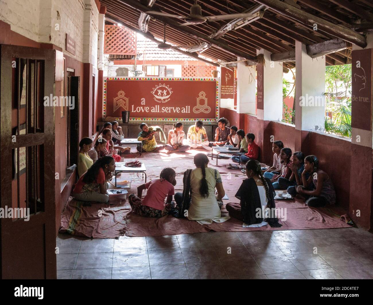 India, Gujarat, Ahmedabad, Gandhi's Ashram, Sabarmati,  NGO Manav Sadhna teaching the underprivileged based in the ashram, Sabarmati river front. Stock Photo