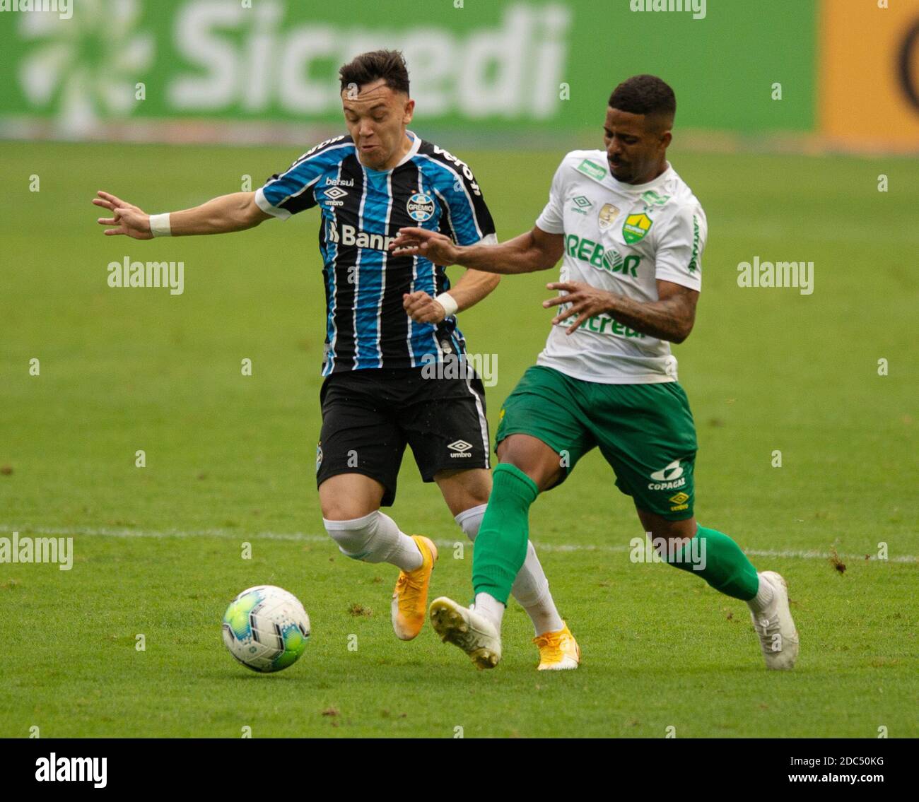 Arena De Gremio Porto Alegre Brazil 18th Nov Brazil Cup Gremio Versus Cuiaba Pepe Of Gremio Turns Away From The Challenge From Hayner Of Cuiaba Credit Action Plus Sports Alamy Live News