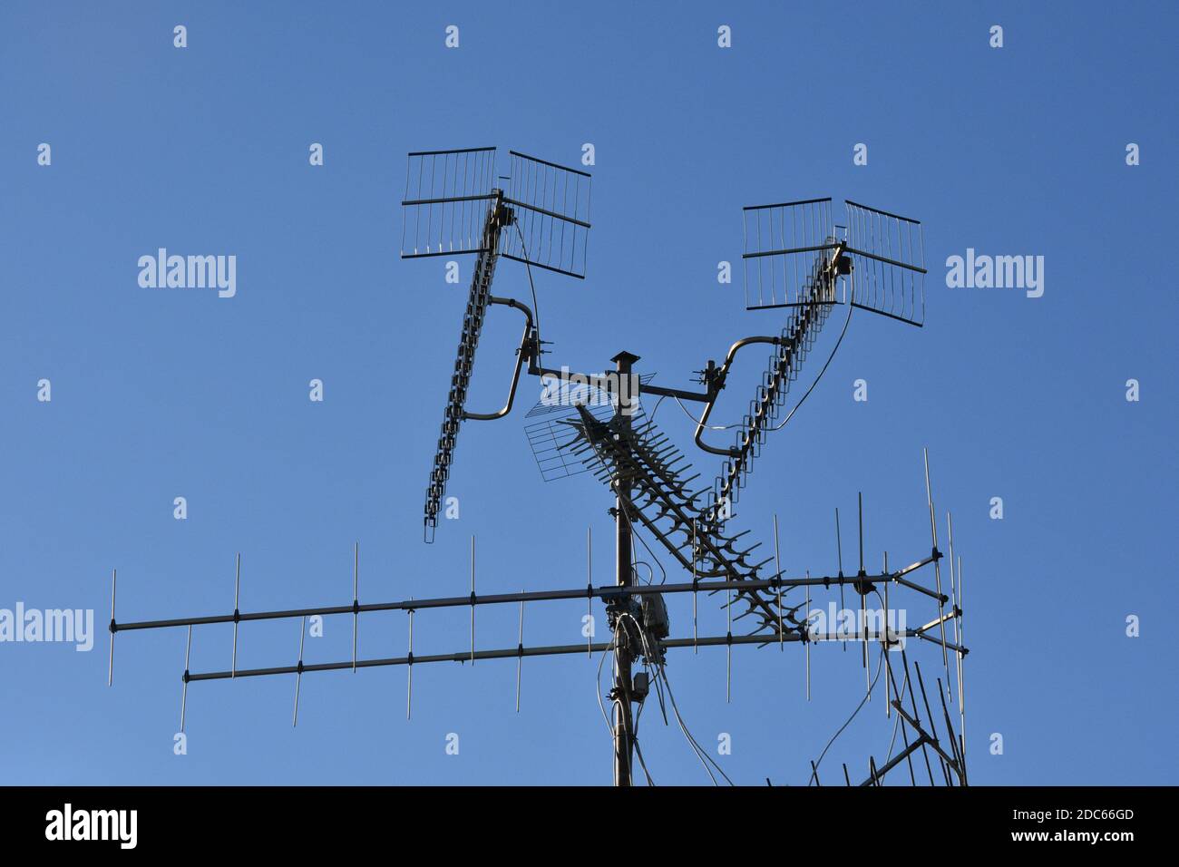 Antenne, Antennen, Antennenmast, Dachantenne, Dachantennen, Zwilling, Zwillingsantenne, UHF, VHF, DAB+, DAB Plus, DVB-T, DVB-T2, T2, Richtantenne, Yag Stock Photo