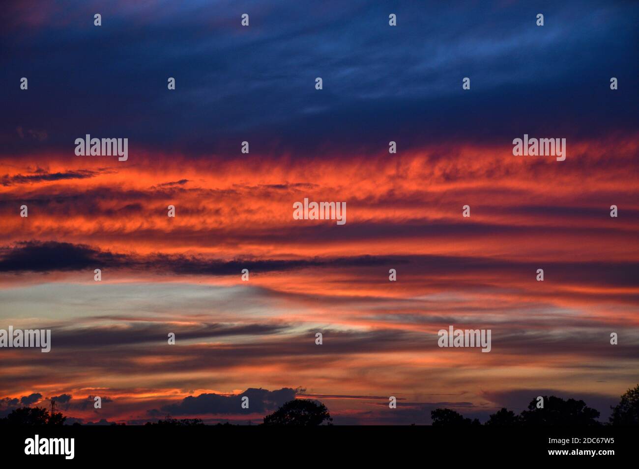 Wolkendecke, Sonnenuntergang, Sonnenaufgang, Abendrot, Morgenrot, Dämmerung, Abenddämmerung, Morgendämmerung, Himmel, Wolken, leuchten, Strahlen, Blau Stock Photo