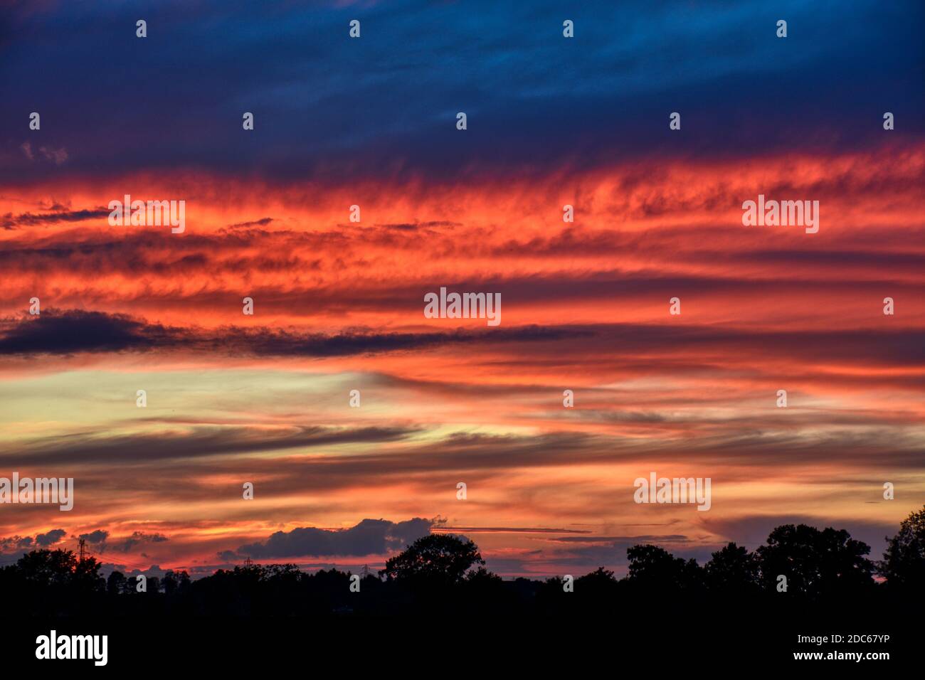 Wolkendecke, Sonnenuntergang, Sonnenaufgang, Abendrot, Morgenrot, Dämmerung, Abenddämmerung, Morgendämmerung, Himmel, Wolken, leuchten, Strahlen, Blau Stock Photo