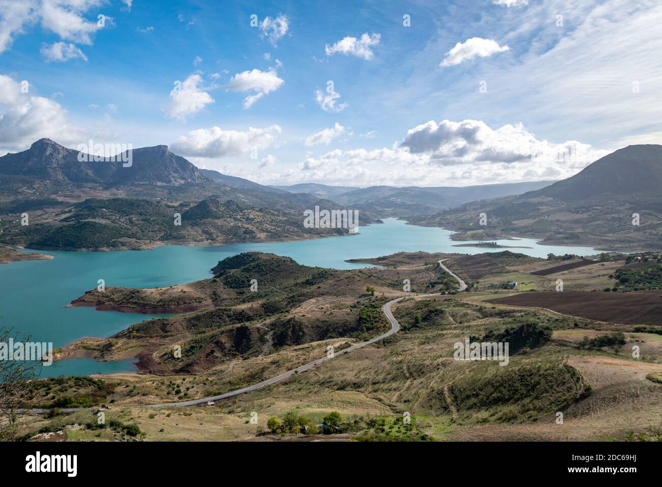 a view of the lake and hills surrounding Zahara de la Sierra Stock ...