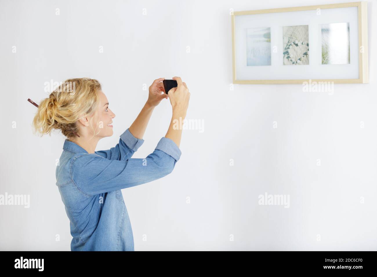 Woman takes photo painting hi-res stock photography and images - Alamy