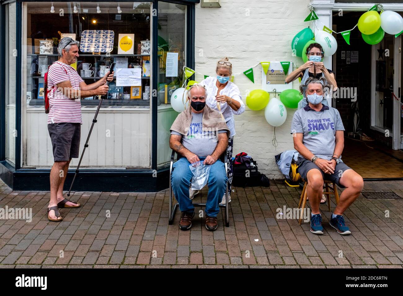 Men Having Their Hair Shaved Off To Raise Money For The Macmillan Cancer Care Charity, High Street, Lewes, East Sussex, UK. Stock Photo