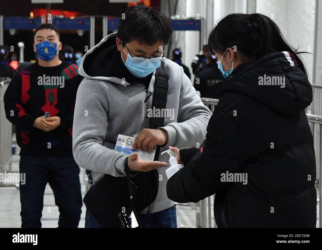 Zhengzhou, China's Henan Province. 19th Nov, 2020. A staff distributes hand-cleansing gel for audience at 2020 ITTF finals in Zhengzhou, capital of central China's Henan Province, Nov. 19, 2020. Since the COVID-19 pandemic outbreak, the 2020 ITTF Finals is the first international tournament staged in China with fans in attendance. Credit: Li Jianan/Xinhua/Alamy Live News Stock Photo