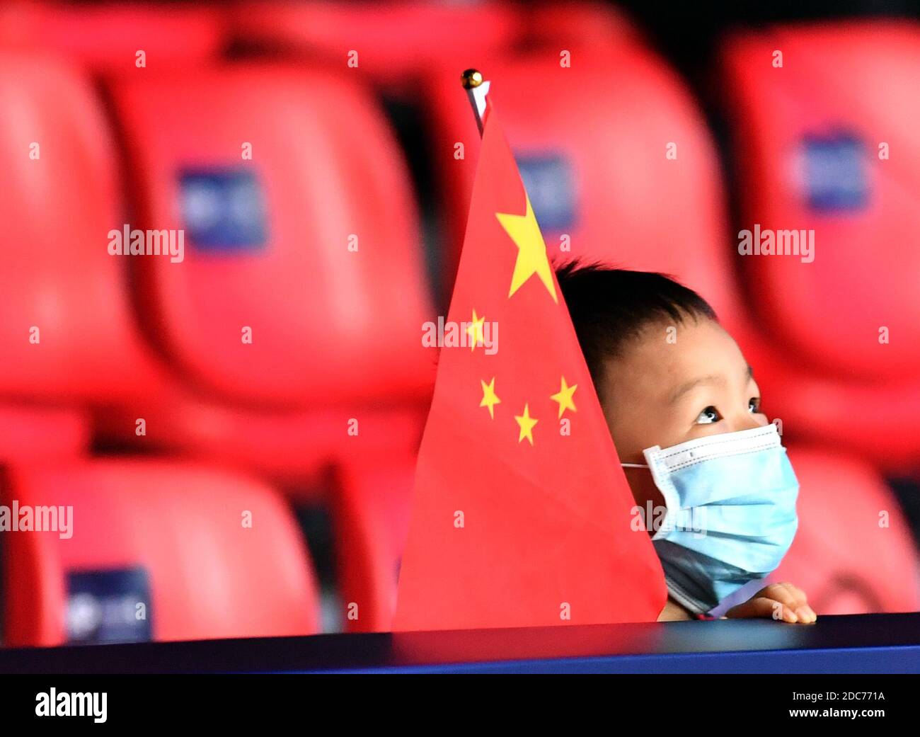 Zhengzhou, China's Henan Province. 19th Nov, 2020. A boy in the tribune looks on at 2020 ITTF finals in Zhengzhou, capital of central China's Henan Province, Nov. 19, 2020. Since the COVID-19 pandemic outbreak, the 2020 ITTF Finals is the first international tournament staged in China with fans in attendance. Credit: Li Jianan/Xinhua/Alamy Live News Stock Photo