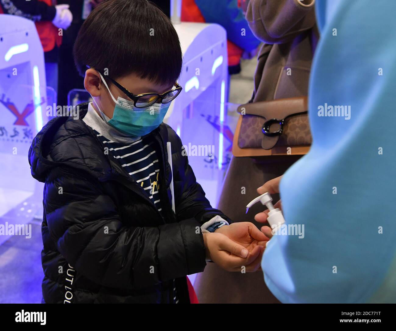 Zhengzhou, China's Henan Province. 19th Nov, 2020. A boy gets hand-cleansing gel at 2020 ITTF finals in Zhengzhou, capital of central China's Henan Province, Nov. 19, 2020. Since the COVID-19 pandemic outbreak, the 2020 ITTF Finals is the first international tournament staged in China with fans in attendance. Credit: Li Jianan/Xinhua/Alamy Live News Stock Photo