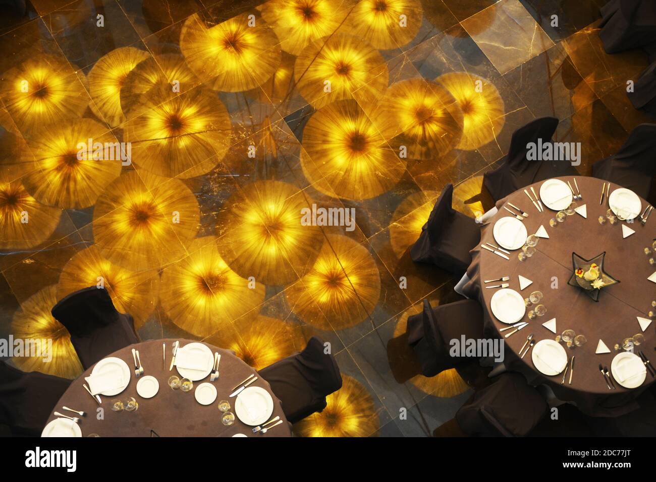 Restaurant table from above hi-res stock photography and images - Alamy