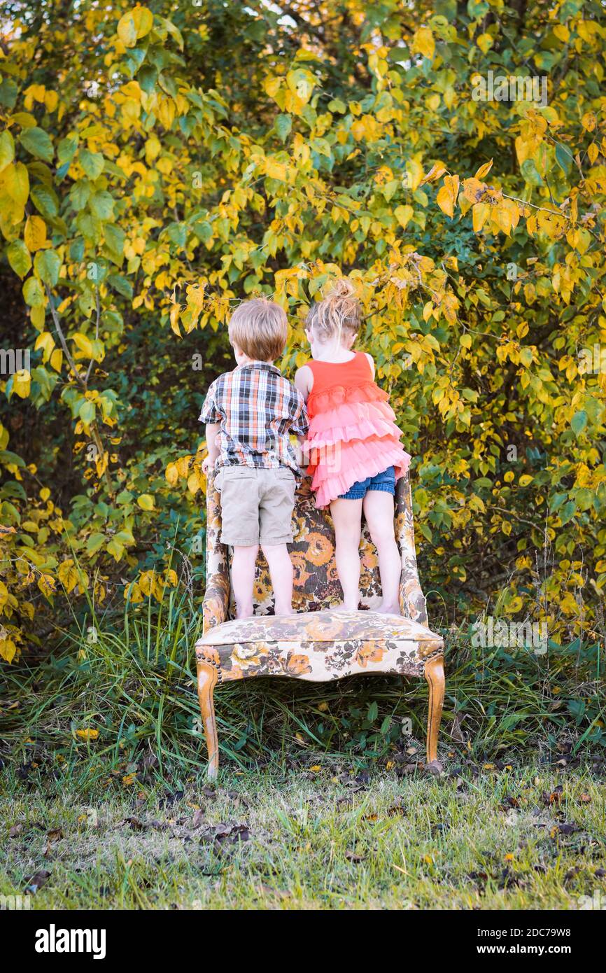 Kids fall hi-res stock photography and images - Alamy