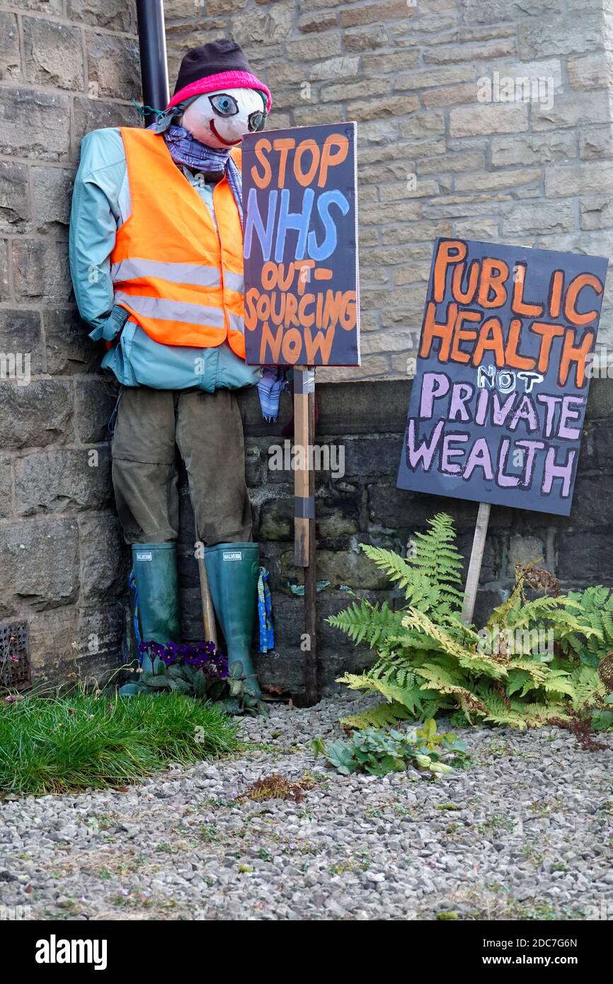 A message in support of the NHS and Public Health in New Mills, Derbyshire Stock Photo