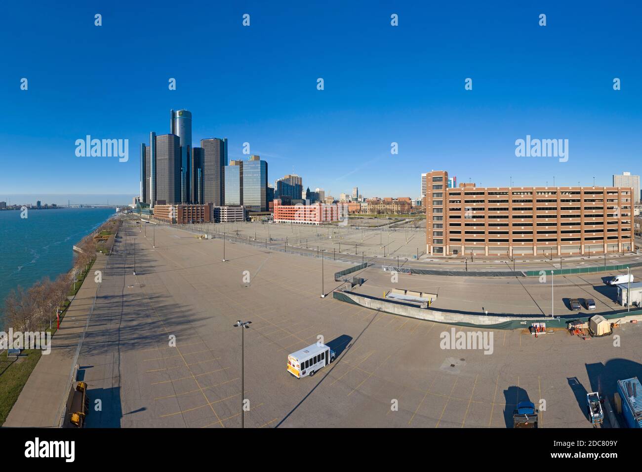 Detroit, Michigan, USA. 18th Nov, 2020. Empty parking lots surround General Motors headquarters in the Renaissance Center during the coronavirus pandemic. Most of GM salaried employees are working from home until some time in 2021. Downtown hotels, such as the Marriott Hotel in the central tower, are said to be operating at 20% of capacity. Credit: Jim West/Alamy Live News Stock Photo