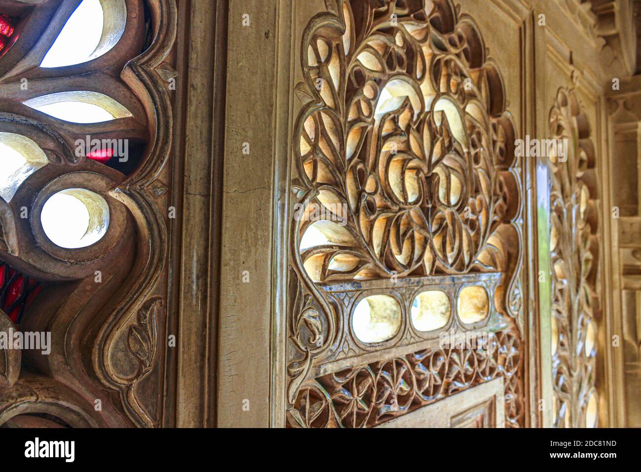 Stone Screens / Jaalis in palaces of Rajasthan in India - Islamic & hindu architectural fusion in interiors & carvings Stock Photo