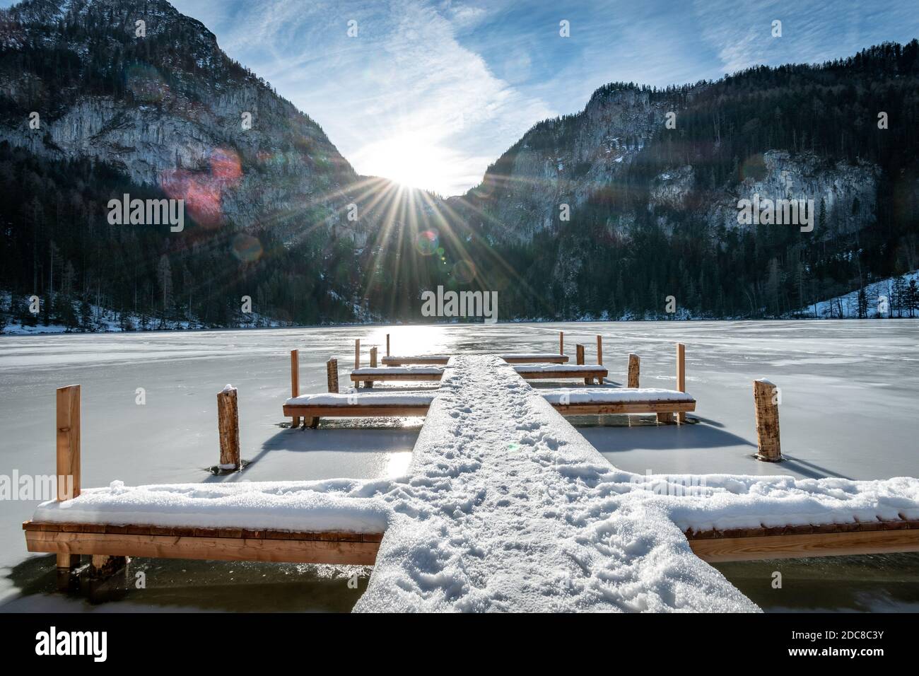 Steg auf zugefrorenen See Stock Photo