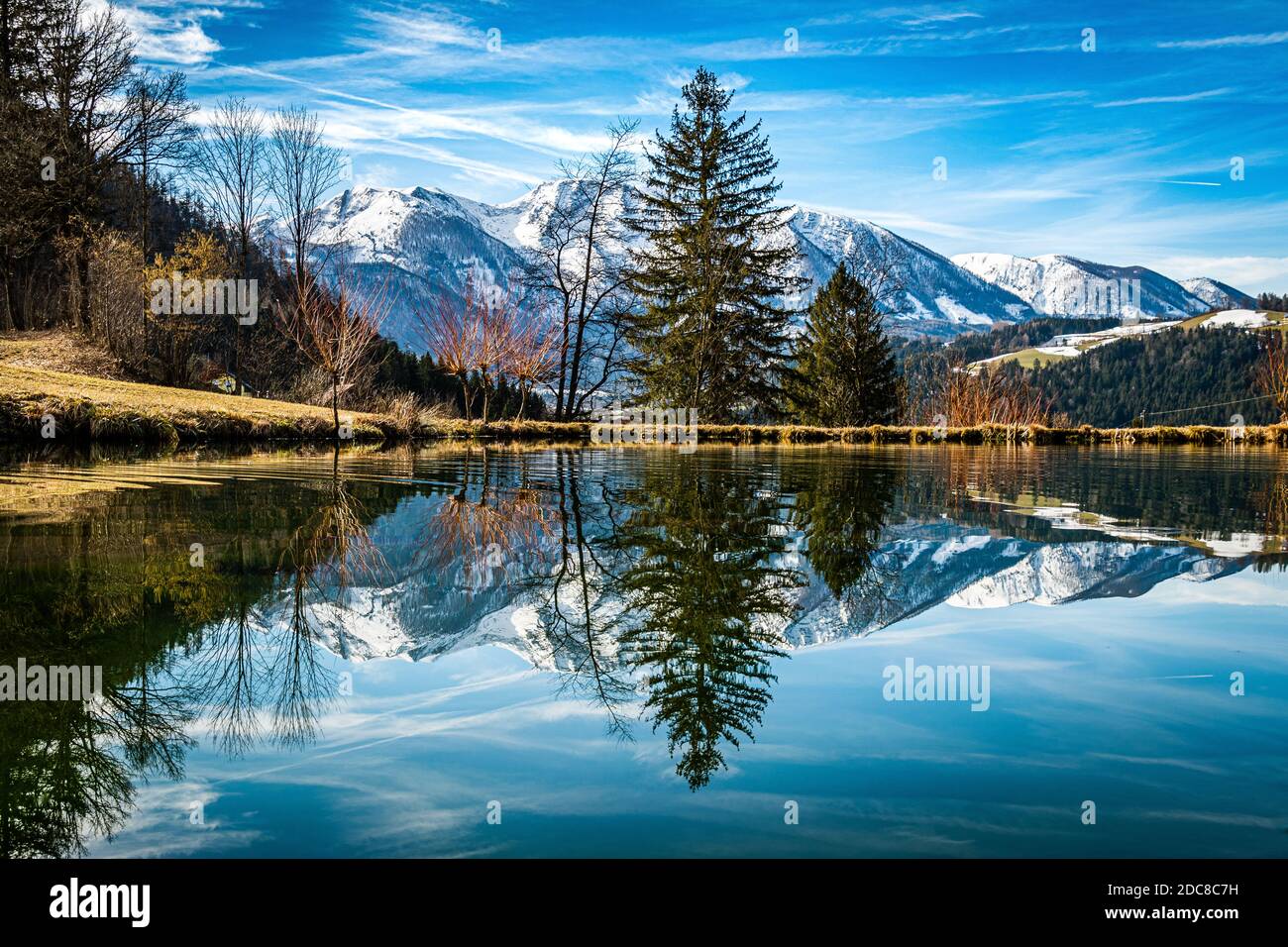 Berge spiegeln sich im See Stock Photo