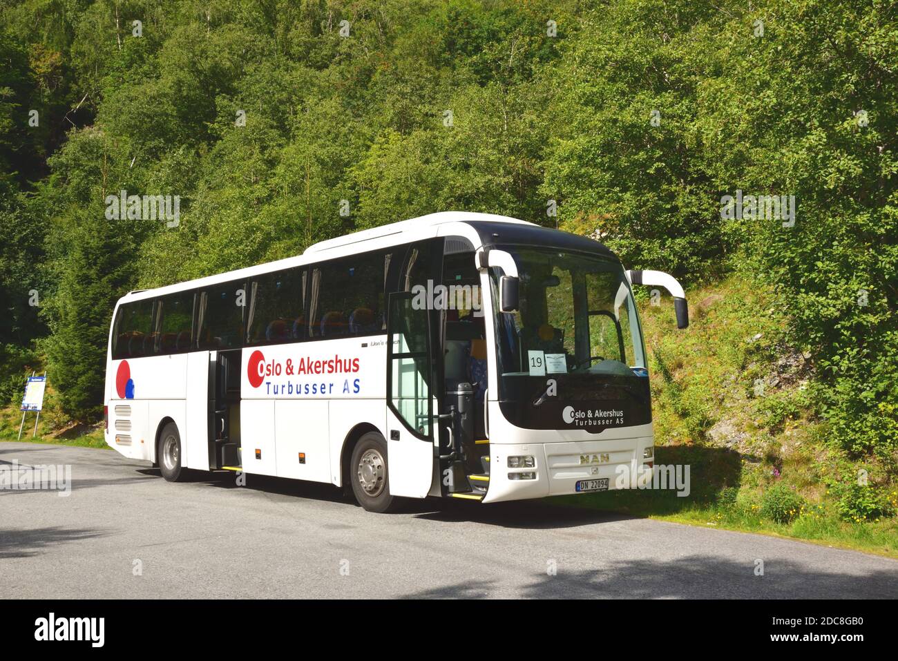 Oslo & Akershus Turbusser AS DN 22094, a MAN R07 Lion's Coach RHC444 on a P  & O Cruises hire, is seen parked at Lake Oldevatnet near Olden, Norway  Stock Photo - Alamy