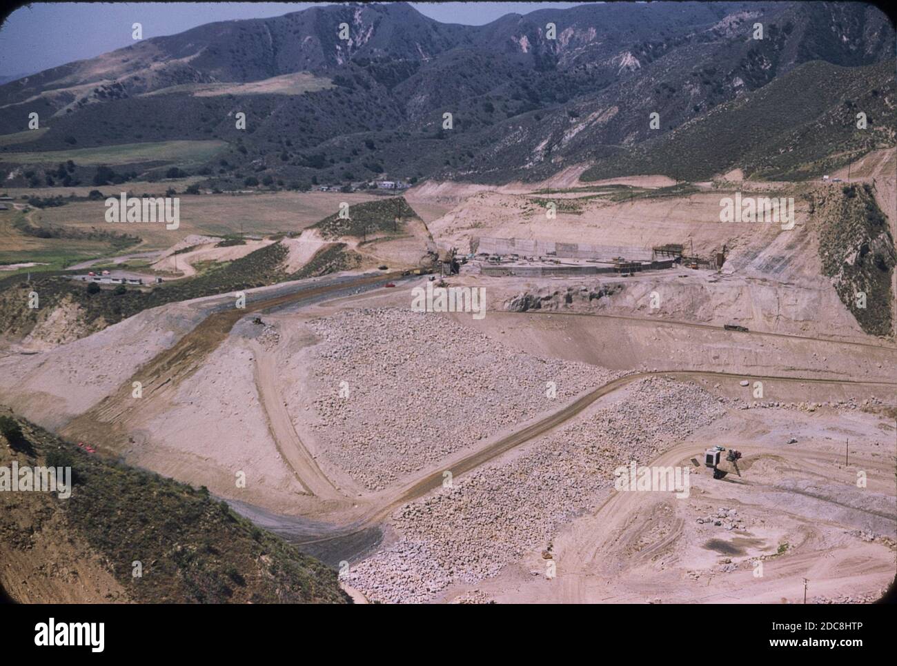 Santa Felicia Dam, 1955-56, Lake Piru, Ventura County Stock Photo - Alamy