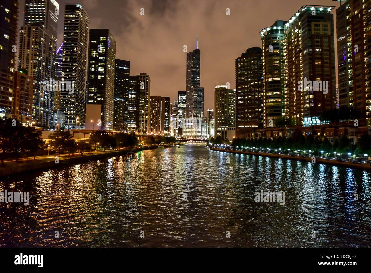 Chicago skyline night hi-res stock photography and images - Alamy