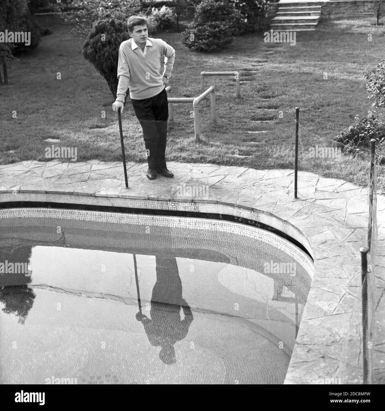 The violinist Uto Ughi (Brutus Diodato Emilio Ughi) in the garden of his home, Busto Arsizio (VA), 7 may 1964. --- Il violinista Uto Ughi (Bruto Diodato Emilio Ughi) nel giardino della sua abitazione, Busto Arsizio (VA), 07/05/1964. Stock Photo