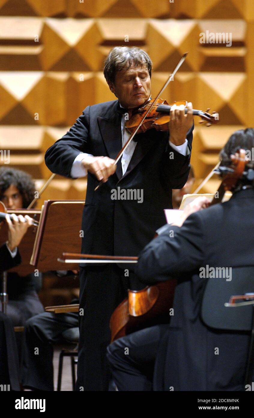 Musician Uto Ughi, violinist  --- Roma - 20 / 06 / 2002. Santa Cecilia. Nella foto: Uto Ughi, violino Stock Photo