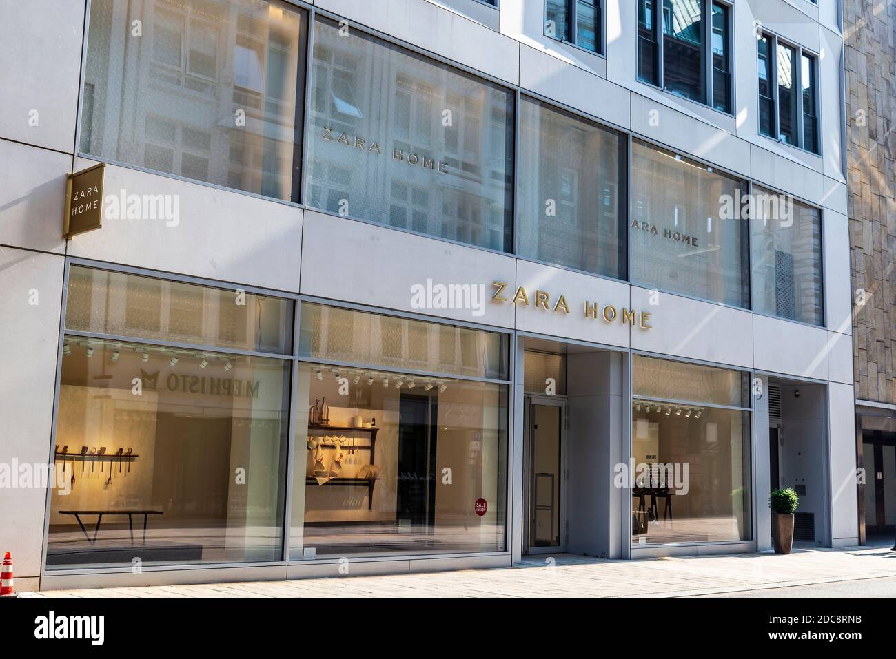 Zara shop window display hi-res stock photography and images - Alamy