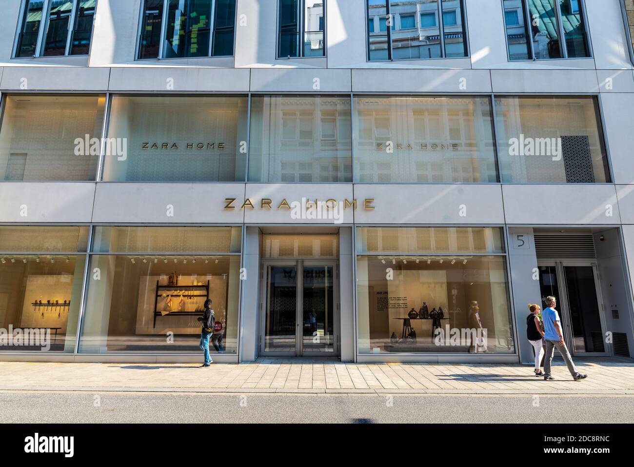 Hamburg, Germany - August 25, 2019: Facade of a Zara Home store with people  around in Große Bleichen, shopping street in Neustadt, Hamburg, Germany  Stock Photo - Alamy