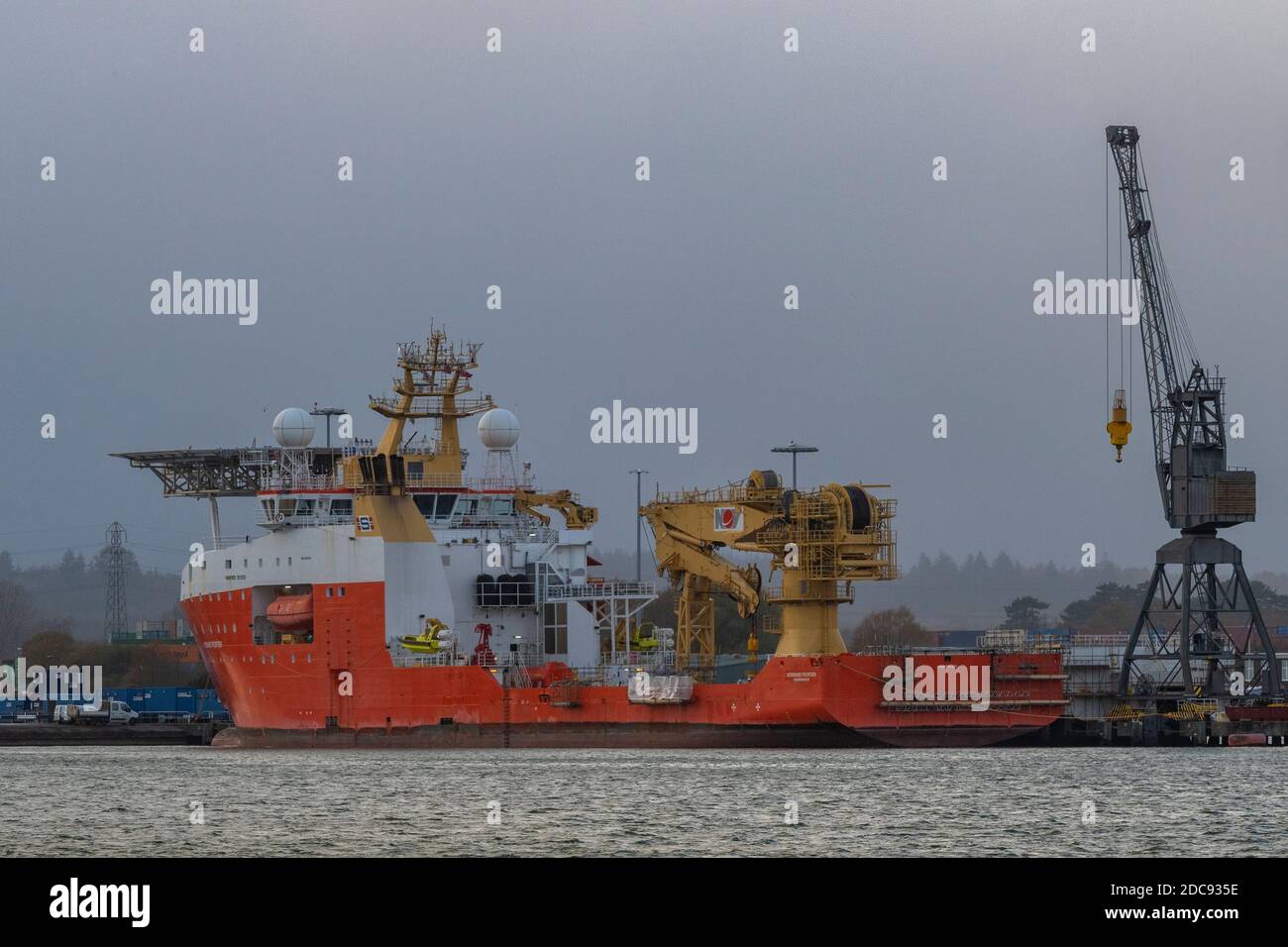 Loading a ship using cranage hi-res stock photography and images - Alamy