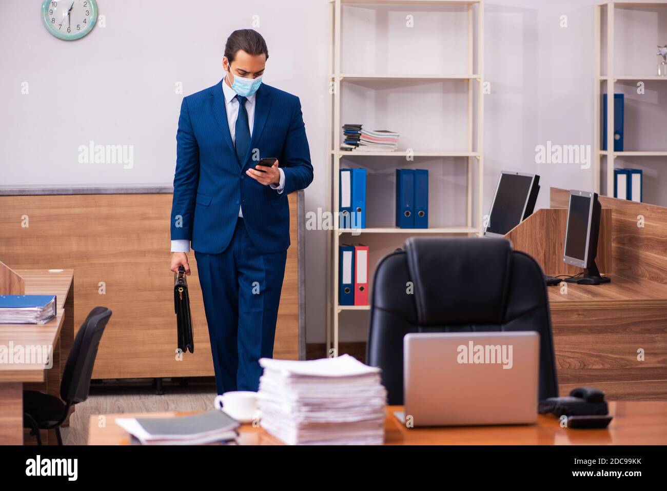 Man office mask walk hi-res stock photography and images - Alamy