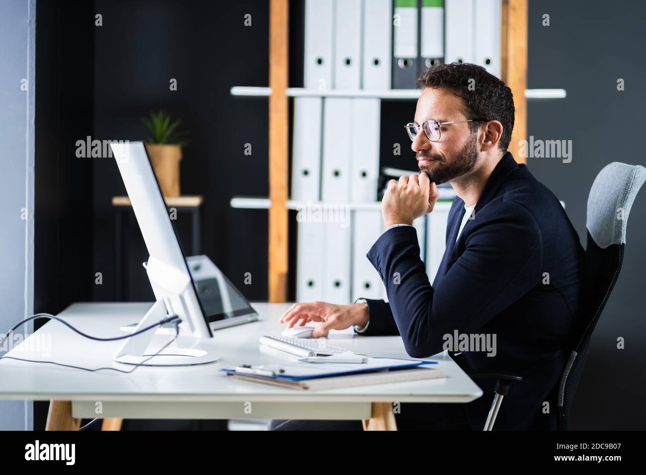 Employee using hi-res stock photography and images - Alamy