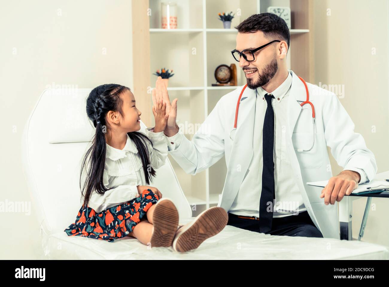 Doctor examining little girl hi-res stock photography and images - Page 12  - Alamy