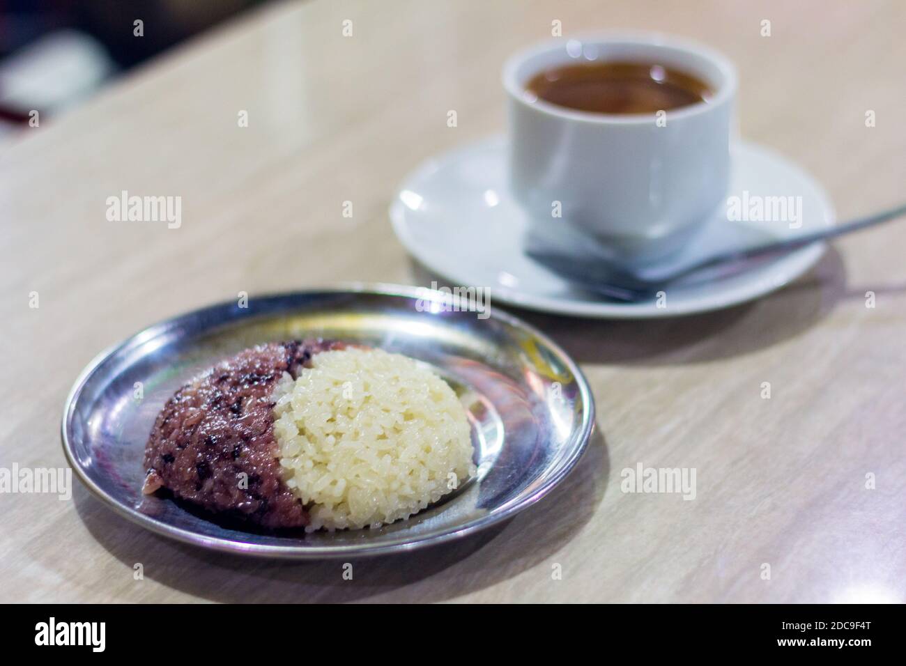 Puto maya with sikwate or hot chocolate is a poplaur snack or breakfast fare in the Philippines Stock Photo