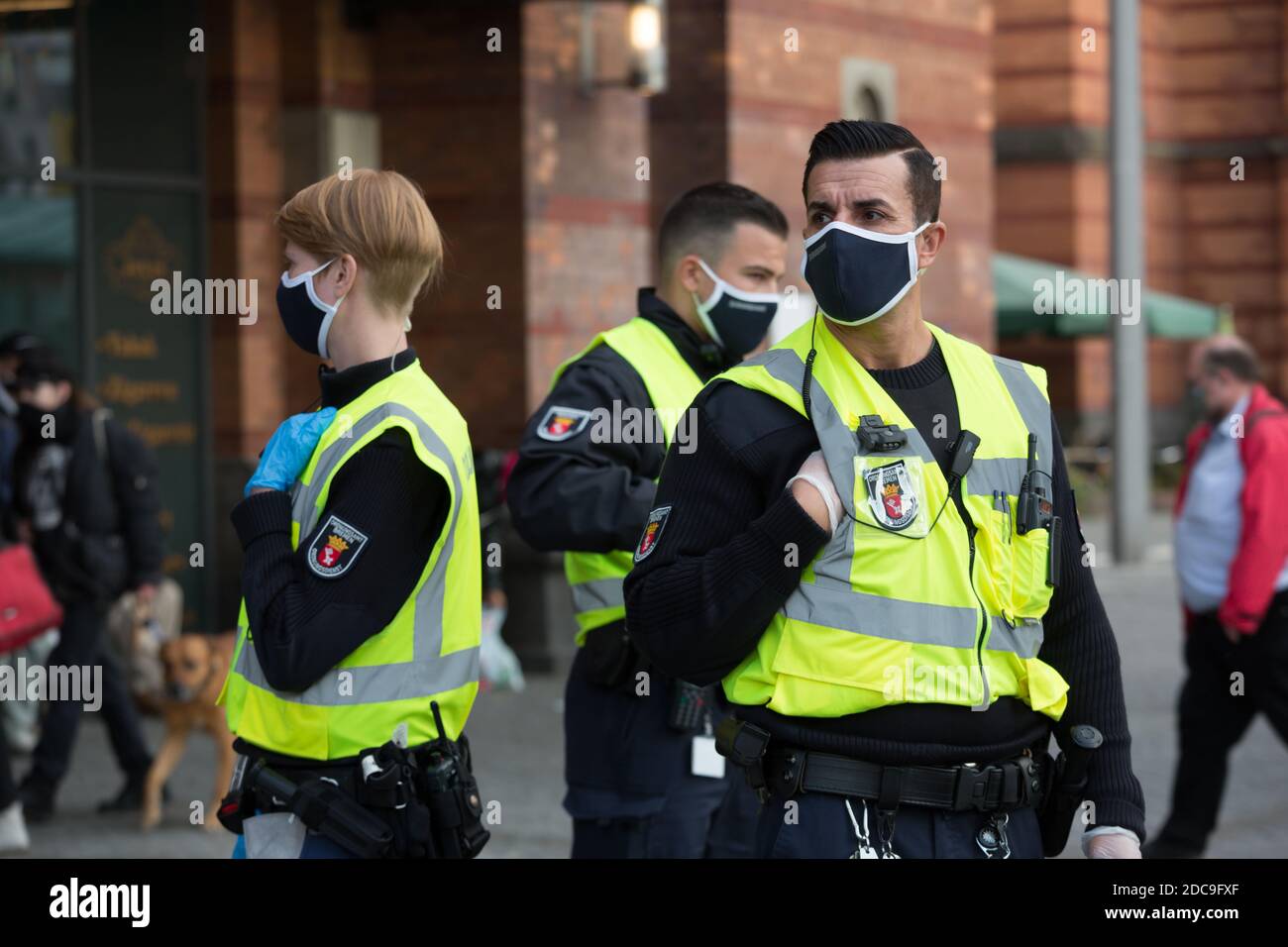 13.10.2020, Bremen, Bremen, Germany - Employees of the Bremen Public Order Office are drawing the attention of citizens to the new compulsory wearing Stock Photo