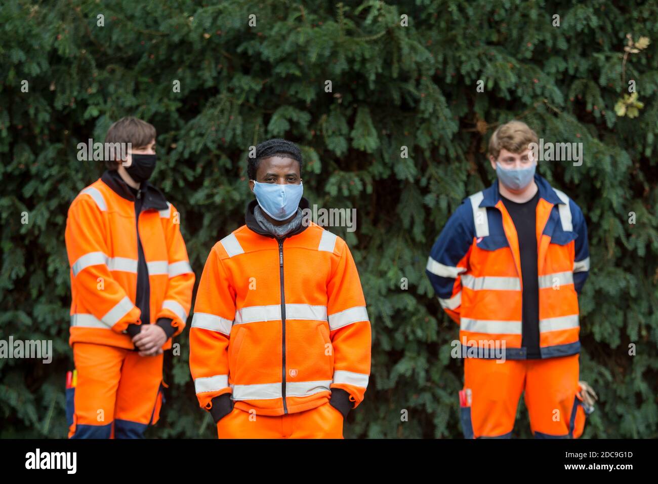 23.10.2020, Bremen, Bremen, Germany - Trainees for landscape gardeners with respiratory protection masks. 00A201023D043CAROEX.JPG [MODEL RELEASE: NO, Stock Photo