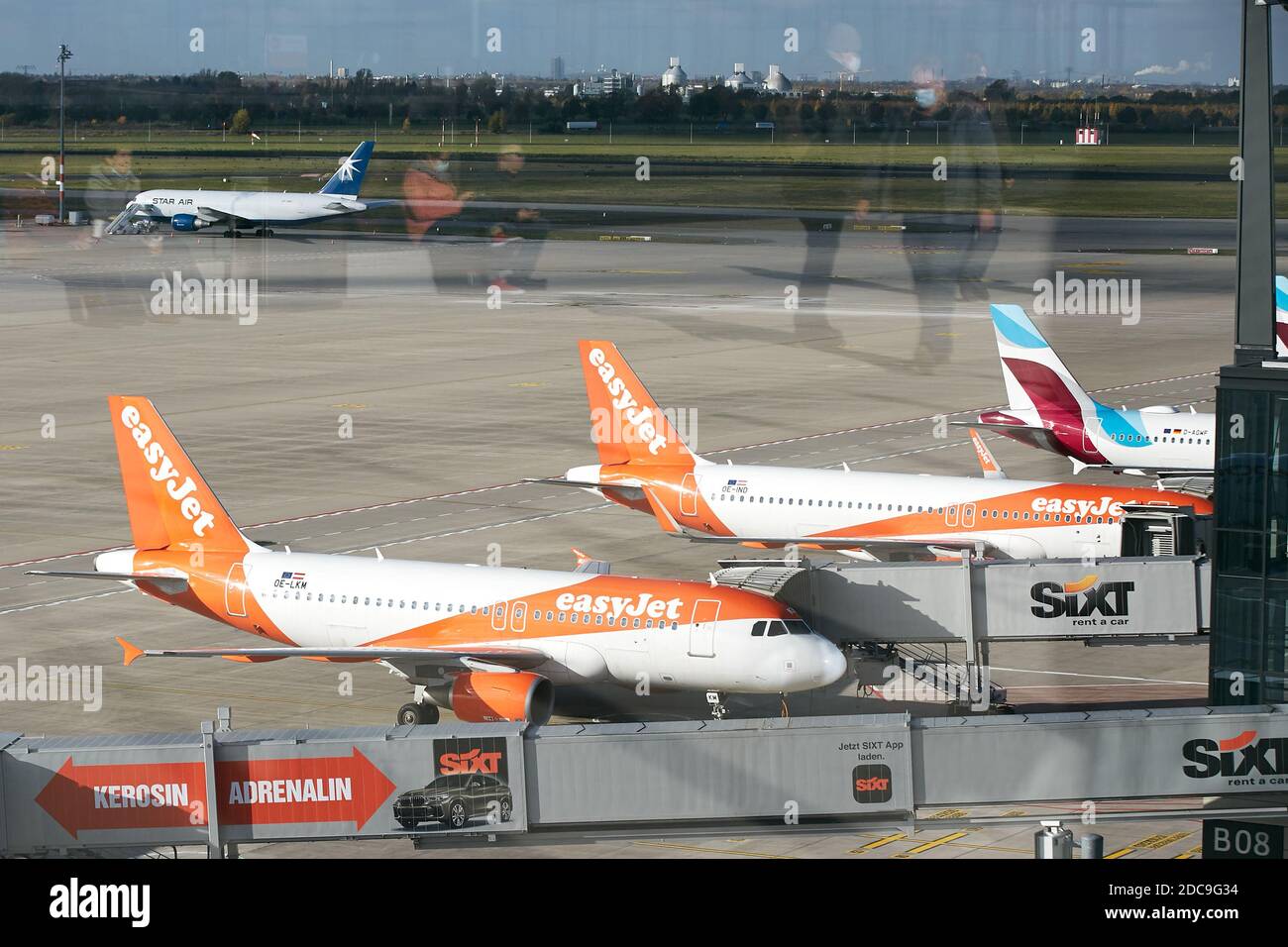 05.11.2020, Schoenefeld, Brandenburg, Germany - View of the apron from the visitors' terrace of Berlin Brandenburg BER Airport. Aircraft from easyjet Stock Photo