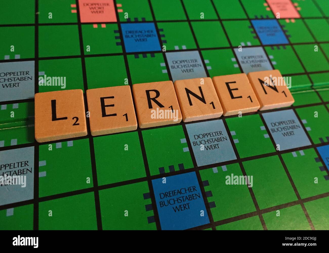 30.01.2019, Berlin, Berlin, Germany - the word learning on a scrabble board. 00S190130D041CAROEX.JPG [MODEL RELEASE: NOT APPLICABLE, PROPERTY RELEASE: Stock Photo