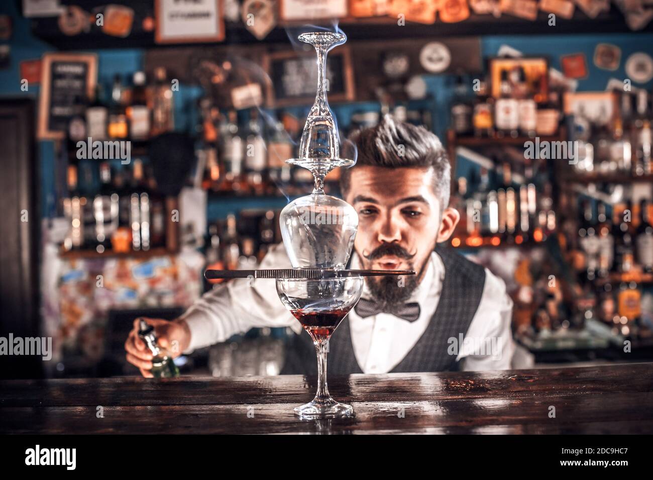 Bartender mixes a cocktail on the alehouse Stock Photo Alamy