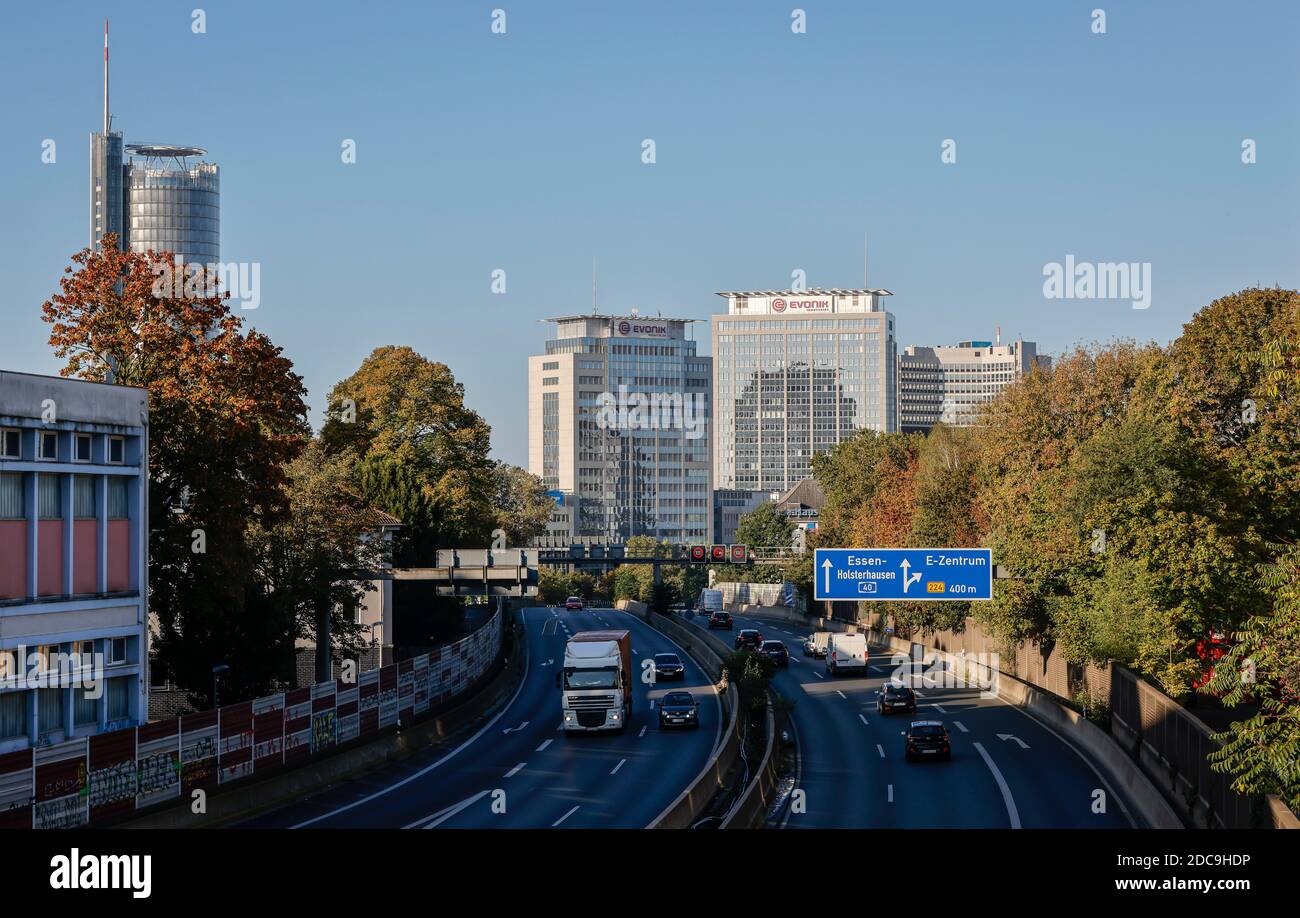 10.10.2020, Essen, North Rhine-Westphalia, Germany - Essen city view with freeway A40, Evonik head office and RWE tower. 00X201010D006CAROEX.JPG [MODE Stock Photo