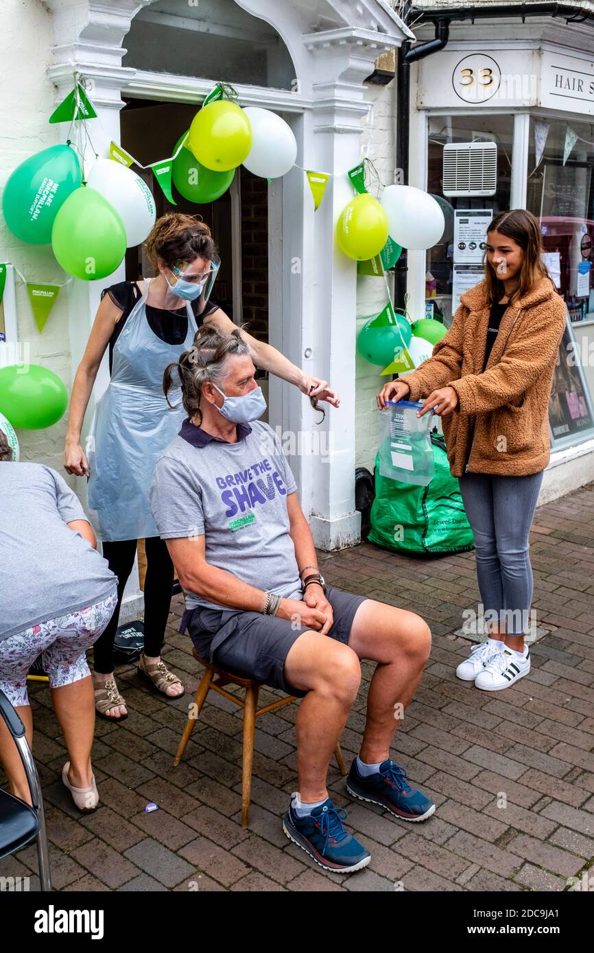 Men Having Their Hair Shaved Off To Raise Money For The Macmillan Cancer Care Charity, High Street, Lewes, East Sussex, UK. Stock Photo