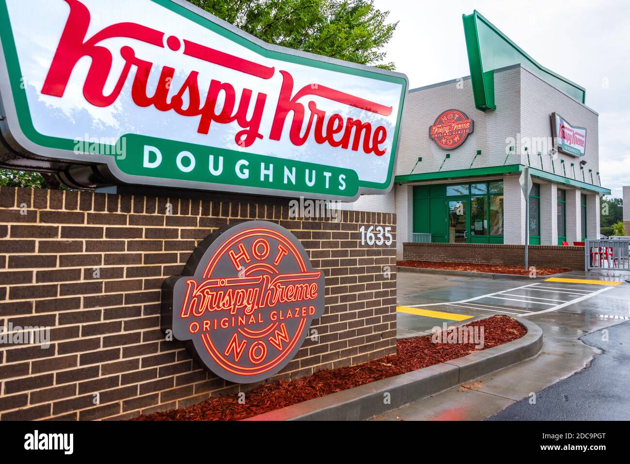 Krispy Kreme Doughnuts in Snellville, Georgia with illuminated 'Hot Now' sign indicating hot, fresh donuts available. (USA) Stock Photo