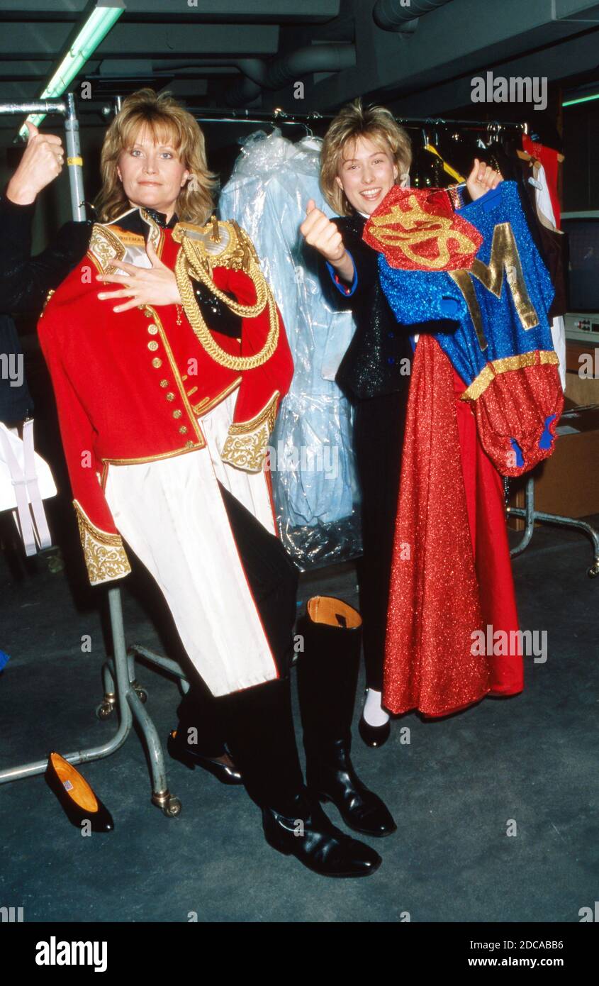 Maxi und Chris Garden, deutsches Gesangsduo, probiert Kleider zur