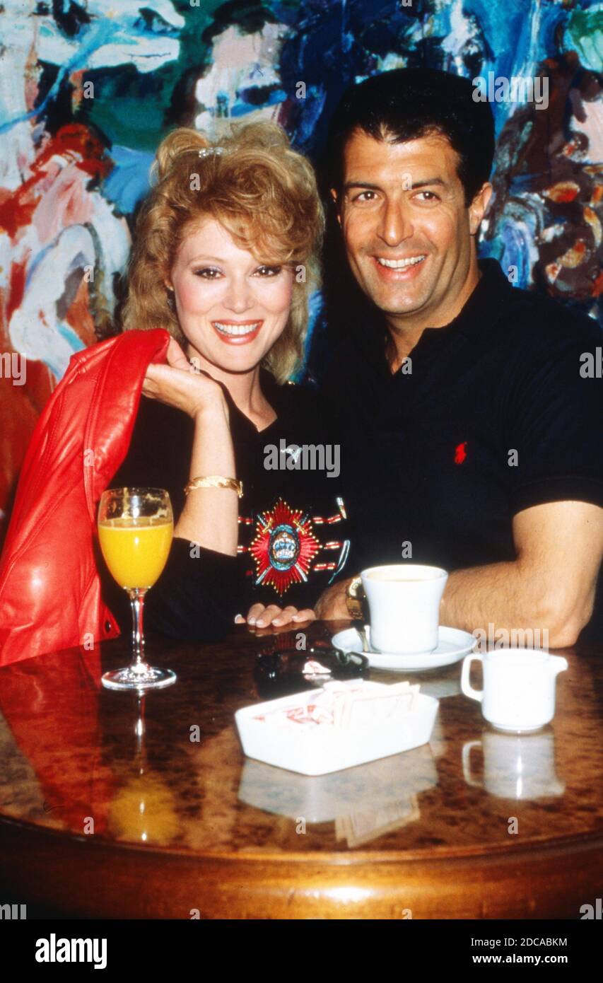 Audrey Landers mit Ehemann Donald Berkowitz trinken einen Kaffee bei einem Besuch in Hamburg, Deutschland 1988. Stock Photo
