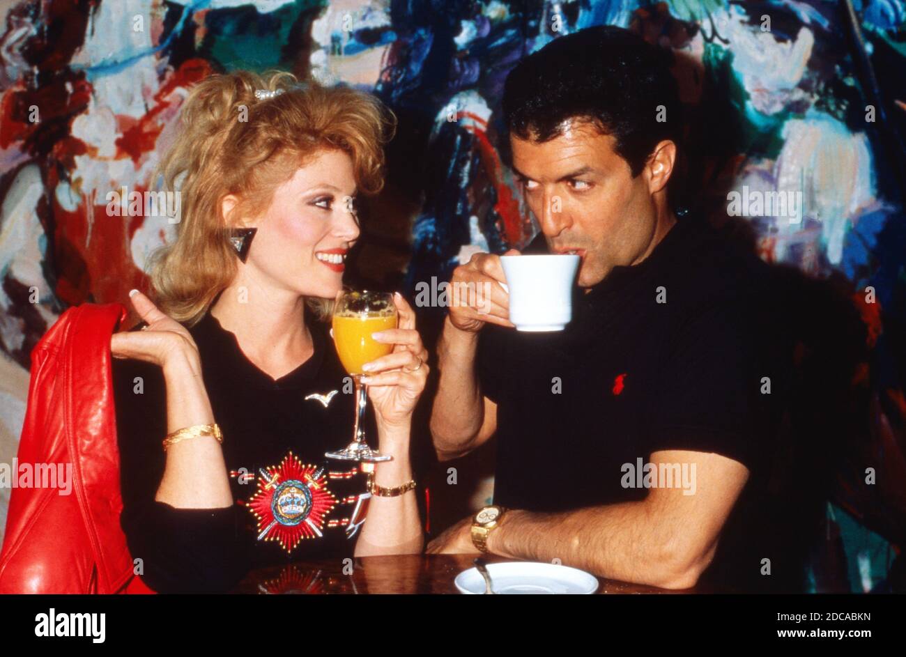 Audrey Landers mit Ehemann Donald Berkowitz trinken einen Kaffee bei einem Besuch in Hamburg, Deutschland 1988. Stock Photo