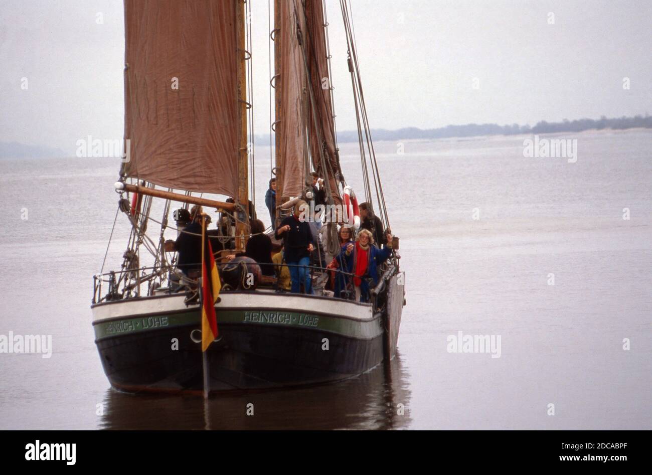 Team an Bord des Segelboots "Heinrich Lühe" für die ZDF Archäolgie-Sendung "C14", Deutschland 1991. Stock Photo