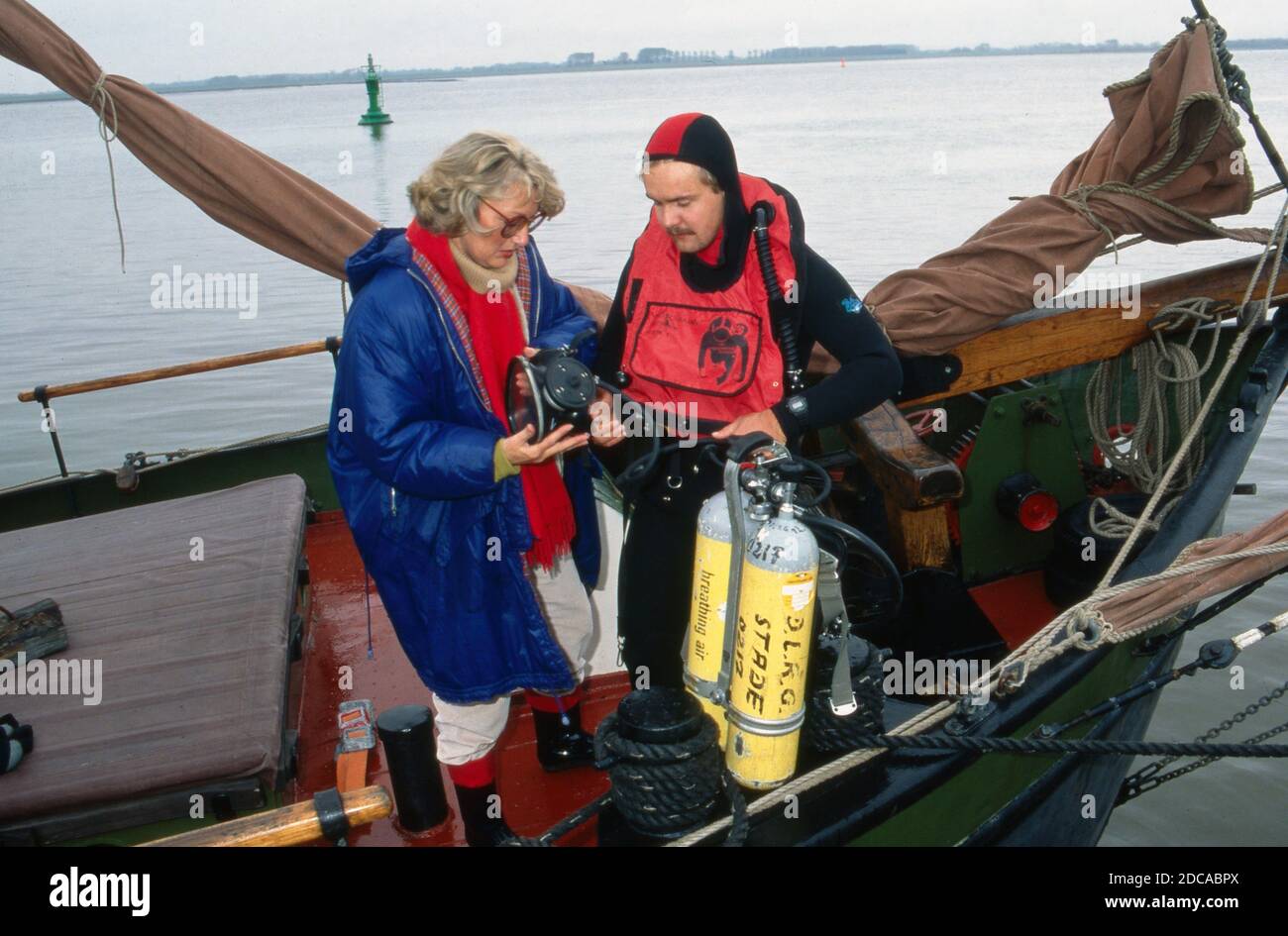 Gisela Graichen, deutsche Fernsehjournalistin und Autorin, mit Taucher an Bord des Segelboots "Heinrich Lühe" für die ZDF Archäolgie-Sendung "C14", Deutschland 1991. Stock Photo