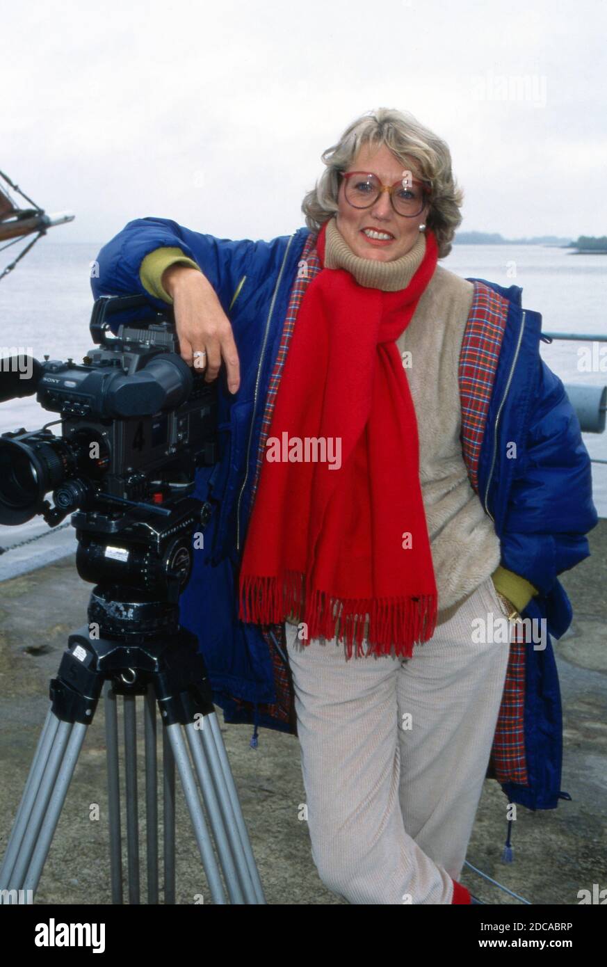 Gisela Graichen, deutsche Fernsehjournalistin und Autorin, an Bord des Segelboots "Heinrich Lühe" für die ZDF Archäolgie-Sendung "C14", Deutschland 1991. Stock Photo