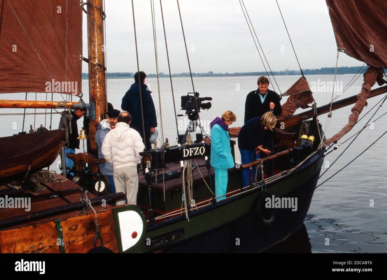 Team an Bord des Segelboots "Heinrich Lühe" für die ZDF Archäolgie-Sendung "C14", Deutschland 1991. Stock Photo