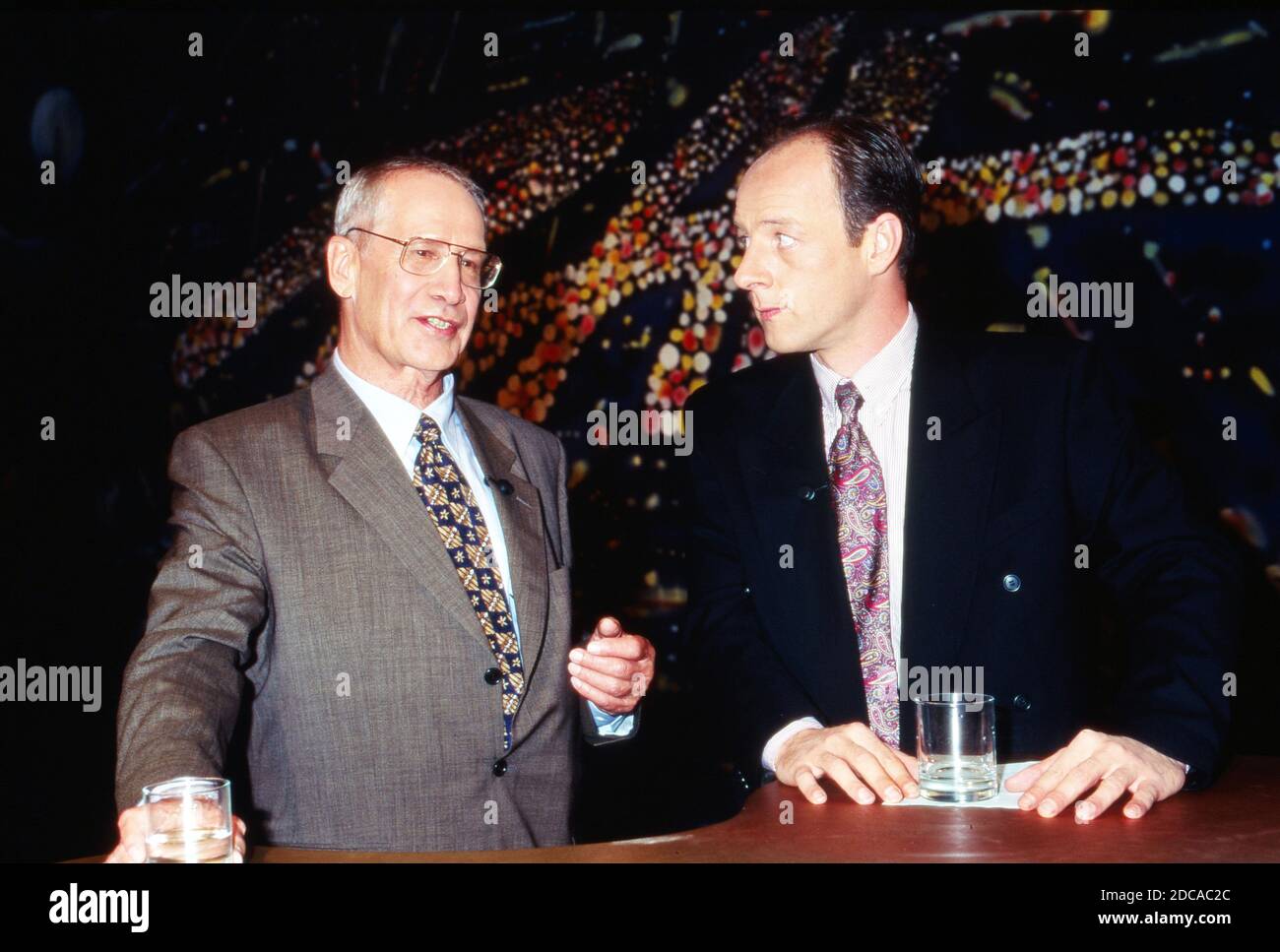 ZAK, Polit- Magazin im WDR, Deutschland 1988 - 1996, Moderator Friedrich Küppersbusch (rechts) und Gast ehem. DDR Generaloberst Markus Wolf Stock Photo