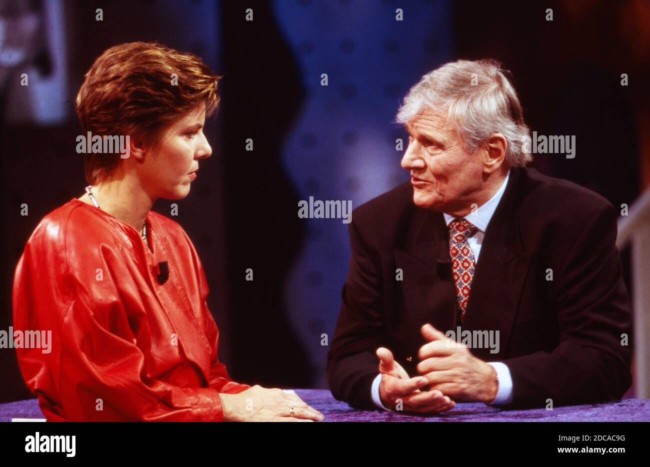 Parlazzo, Medienshow, Deutschland 1991 - 1998, Sendung vom 3. Februar 1995, Moderatorin Bettina Böttinger in roter Lederjacke mit Ialkgast Stock Photo